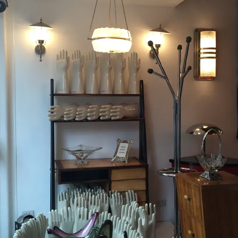 Attaccapanni murale antico con design unico in un ambiente accogliente