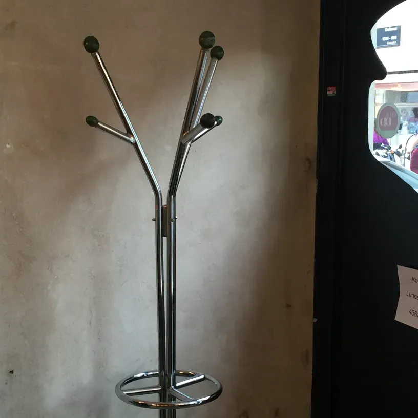 perchero antigüo con forma de árbol y bolas verdes