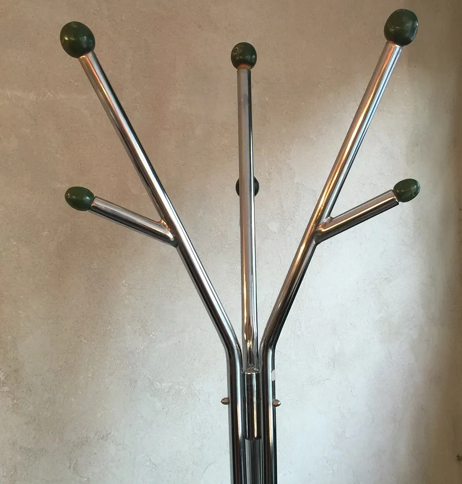 portemanteau ancien avec des branches d'arbre et des pointes vertes