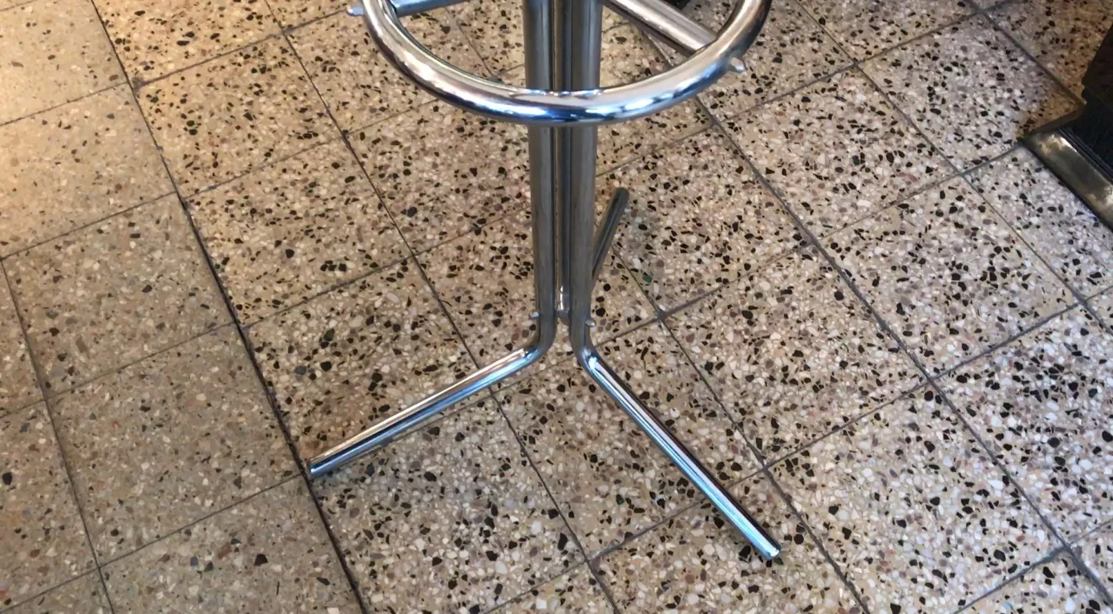 antiker garderobenständer mit stilvollem design in modernem ambiente