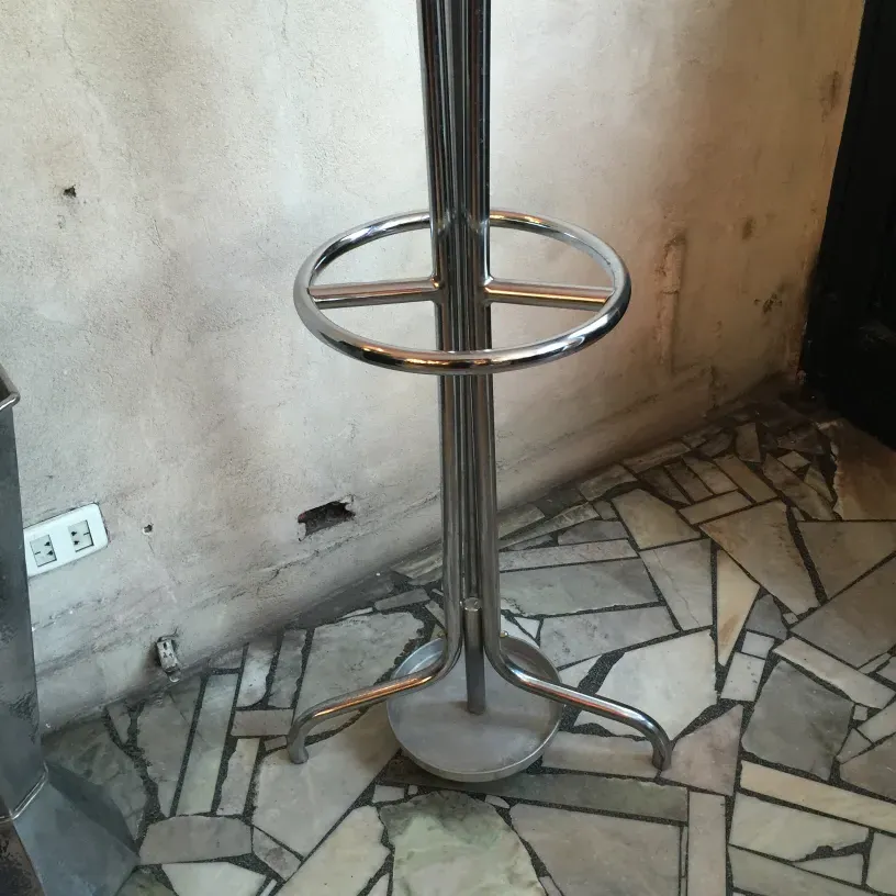 portemanteau ancien avec design circulaire et base solide, fond clair