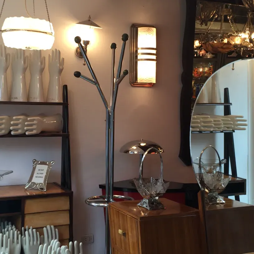 bengaleiro antigo com design elegante em ambiente aconchegante