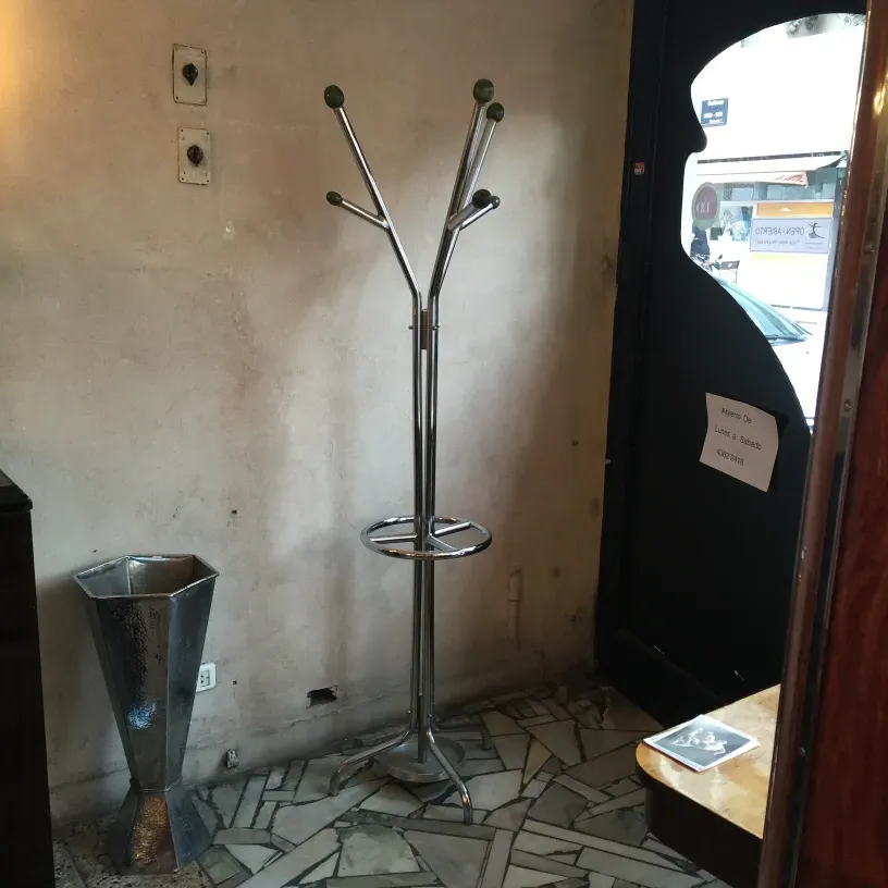 bengaleiro antigo com detalhes verdes em um ambiente rústico