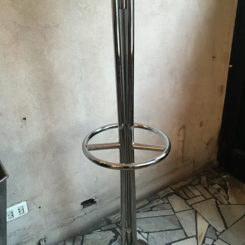 portemanteau ancien avec structure métallique brillante, fond neutre