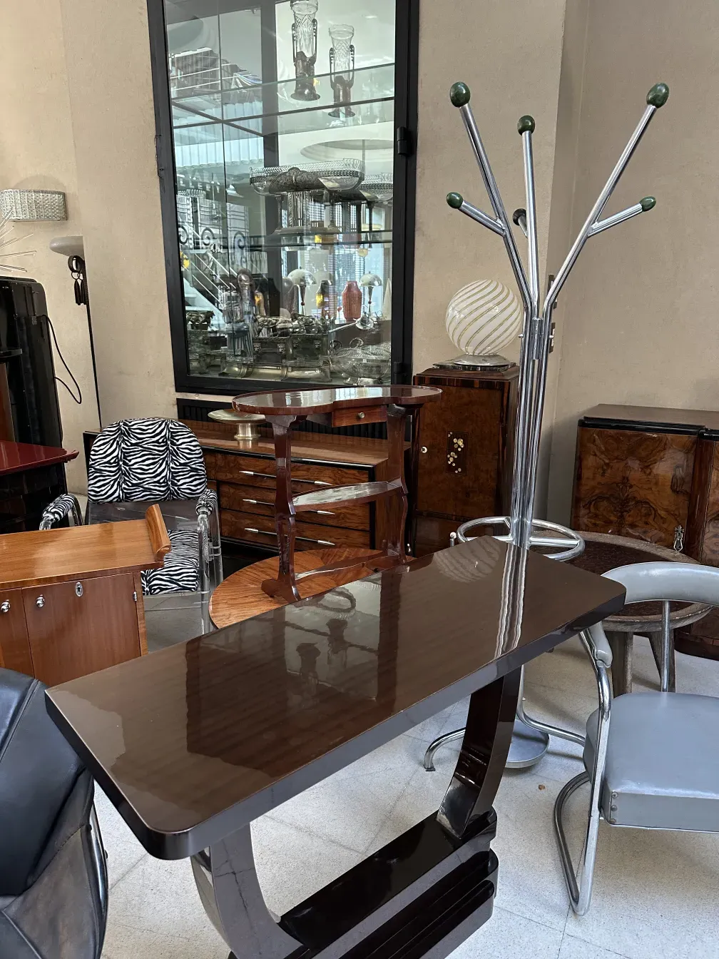 Bengaleiro antigo com design elegante em um ambiente moderno.