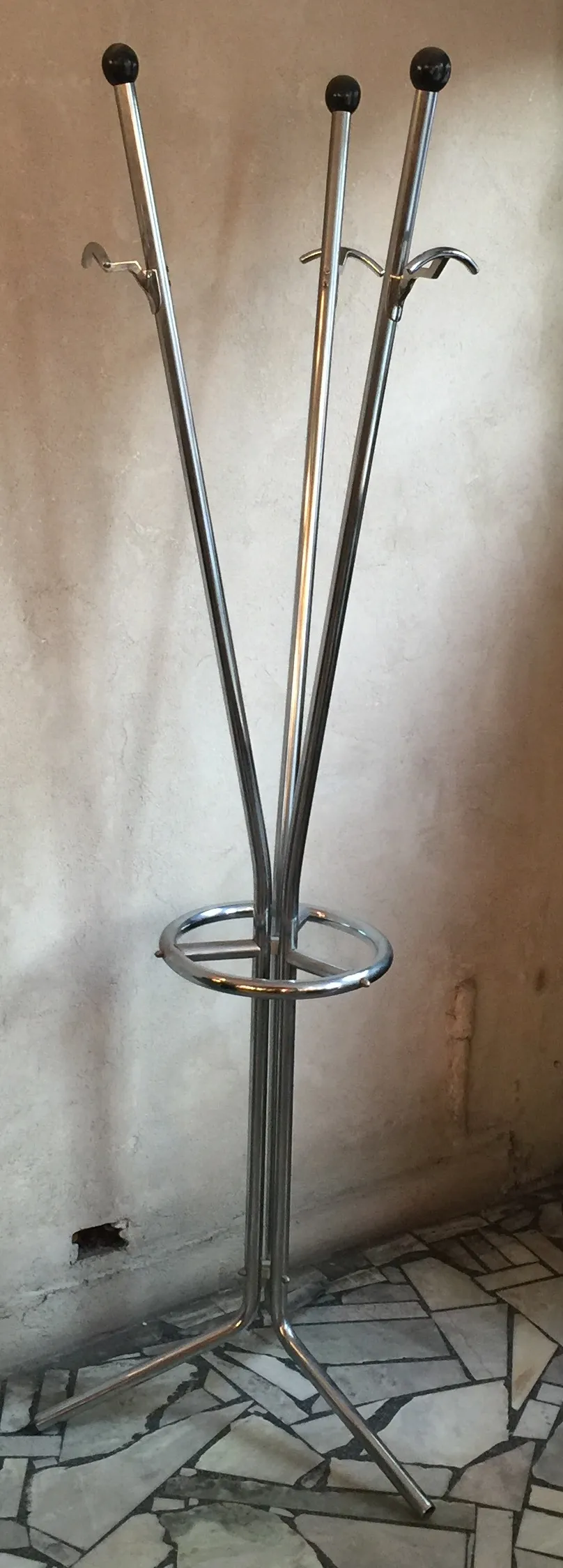 エレガントなフックのある古いコートハンガーシンプルな設定の中で