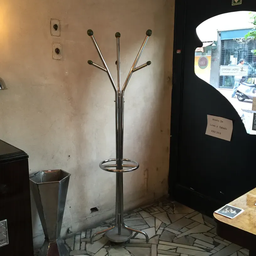 Bengaleiro antigo com cor metálica e bolas verdes na parte superior