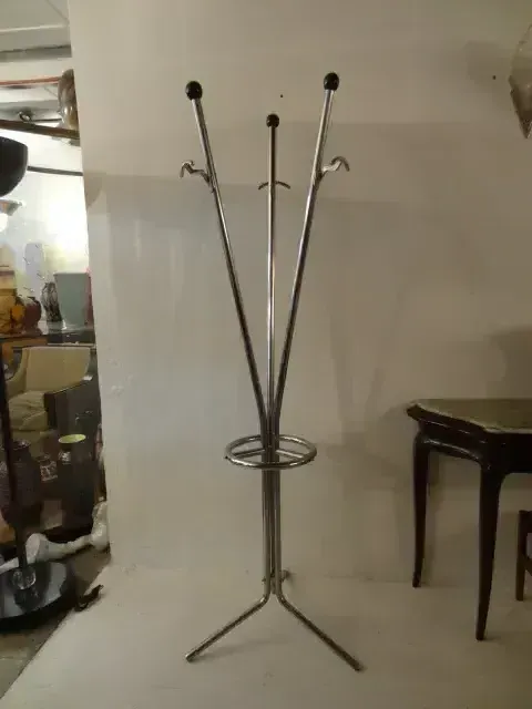 Portemanteau ancien avec support à trois pattes et crochets
