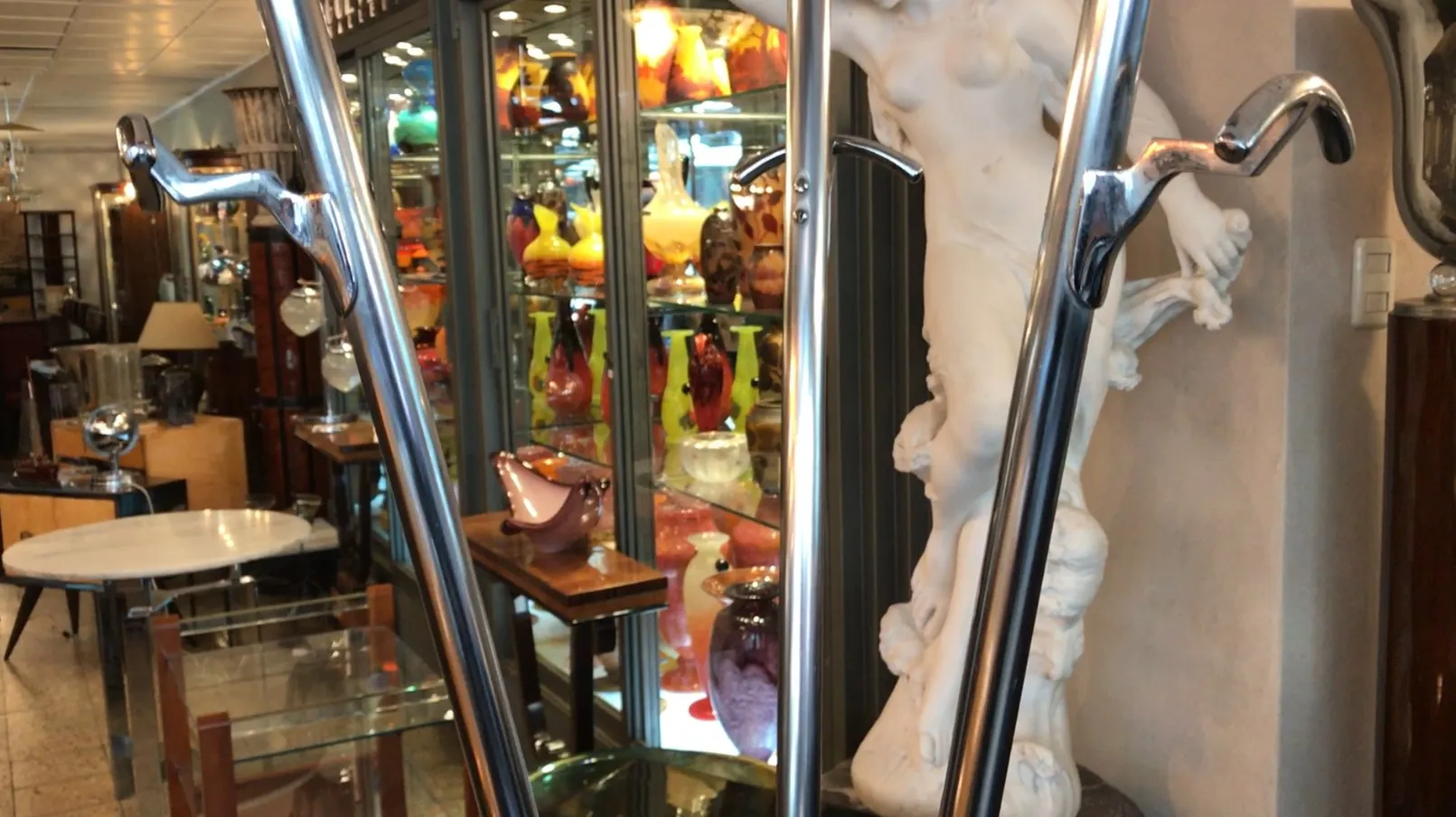 प्राचीन कपड़े टांगने का स्टैंड जिसमें सजावटी हुक हैं