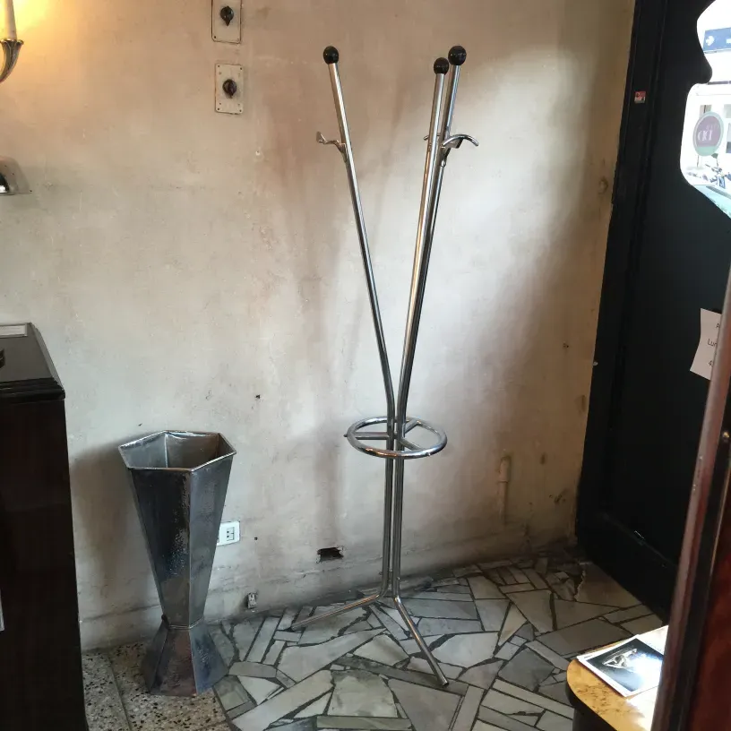 bengaleiro antigo com design elegante em ambiente aconchegante