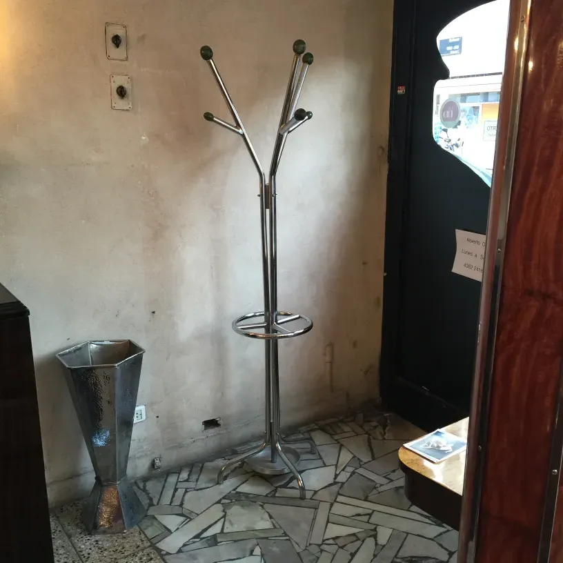 Antiker garderobenständer im Baumdesign, Stein-Hintergrund