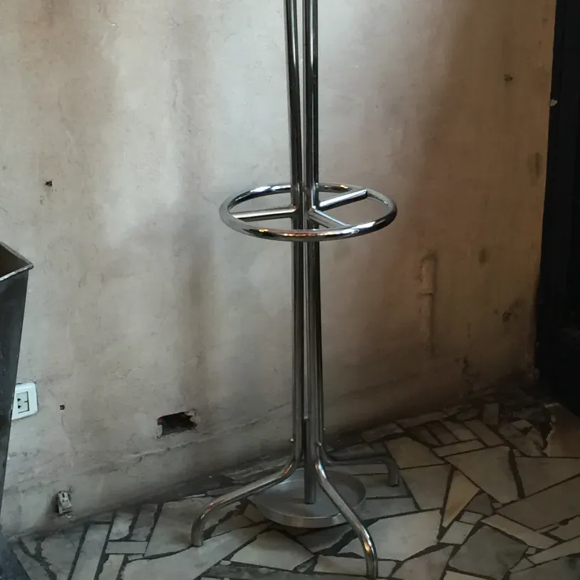 perchero antiguo de entrada con diseño elegante y moderno, fondo claro