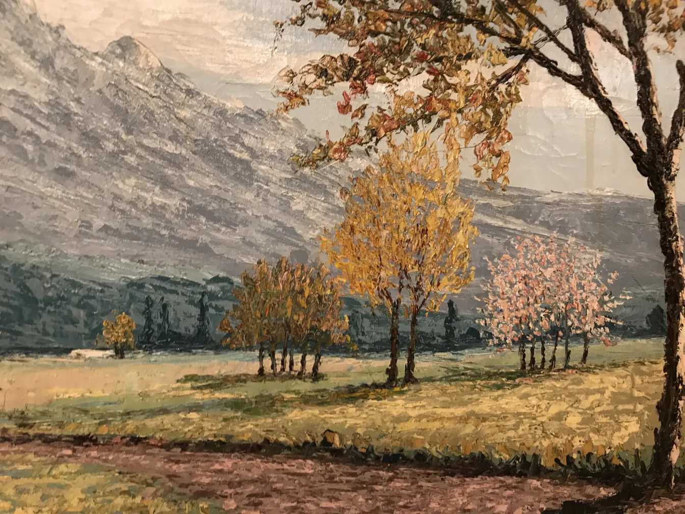 Gemälde einer herbstlichen Landschaft mit gelben und rosa Bäumen