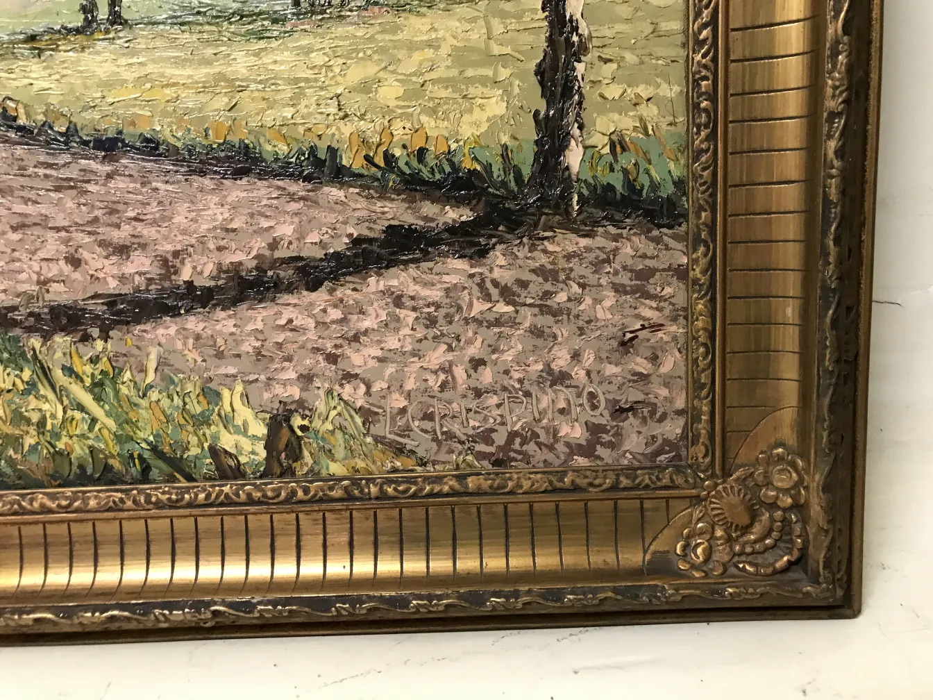 Peinture Crispino encadrée avec un paysage vert et des détails dorés.