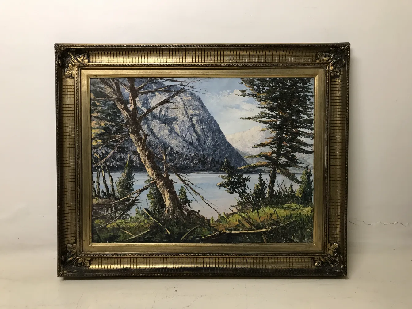 antike malerei, die eine natürliche landschaft mit bäumen und bergen darstellt.