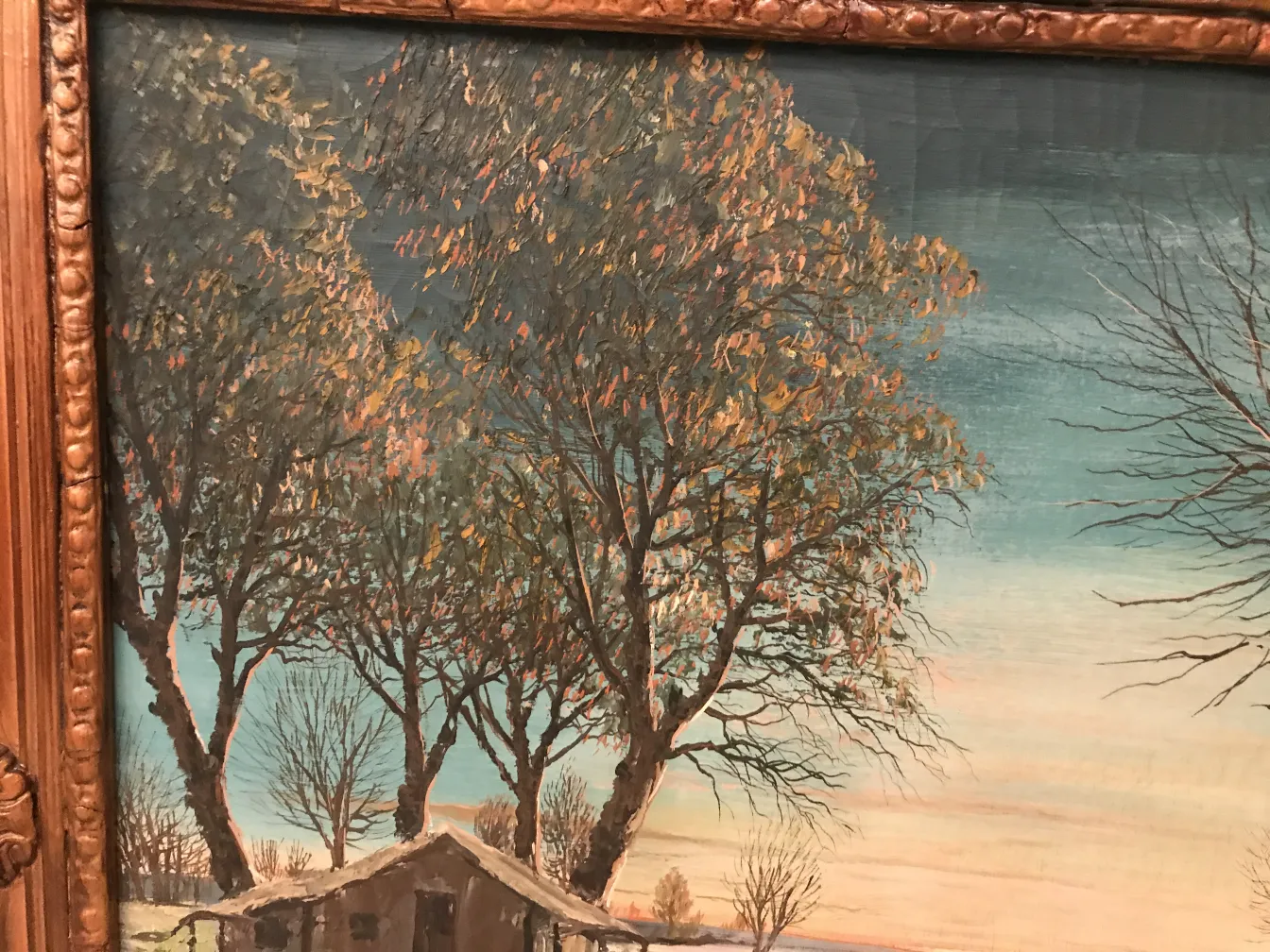 Aussicht auf eine Landschaft mit Herbstbäumen und einem antiken Haus