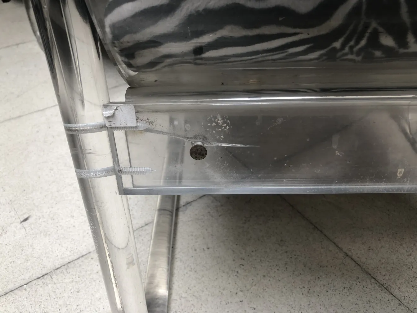 Detalhes de 2 poltronas antigas em um ambiente aconchegante.