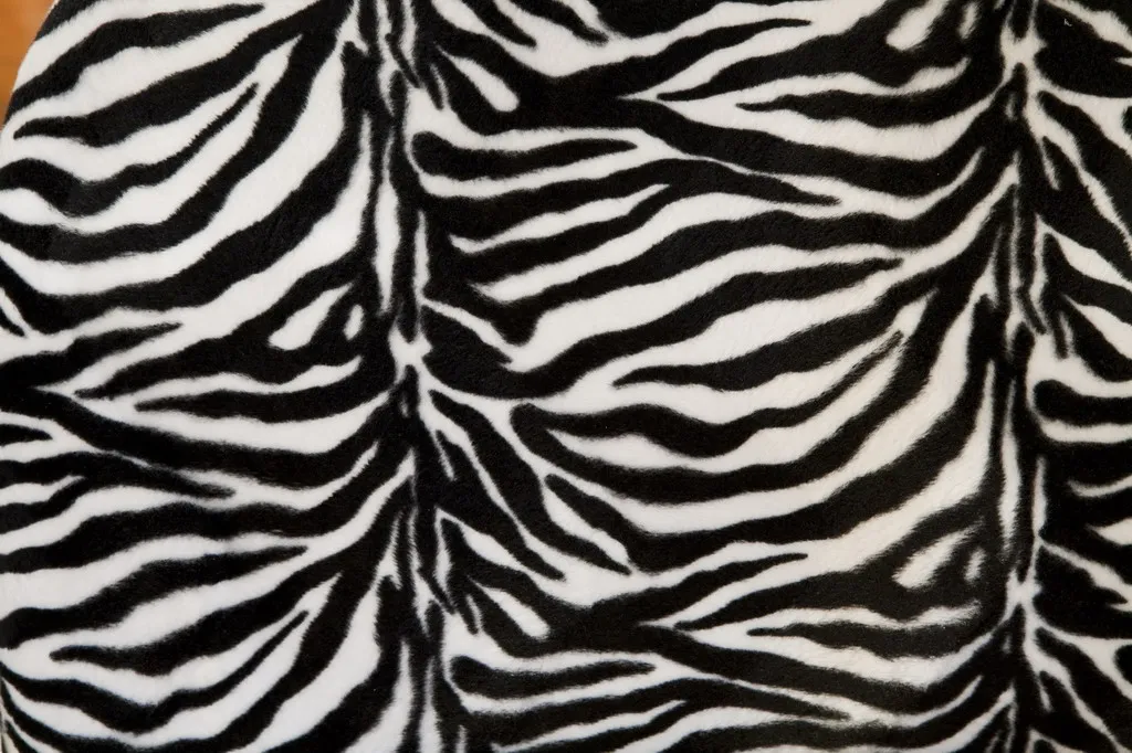 due poltrone antiche con design a strisce bianche e nere