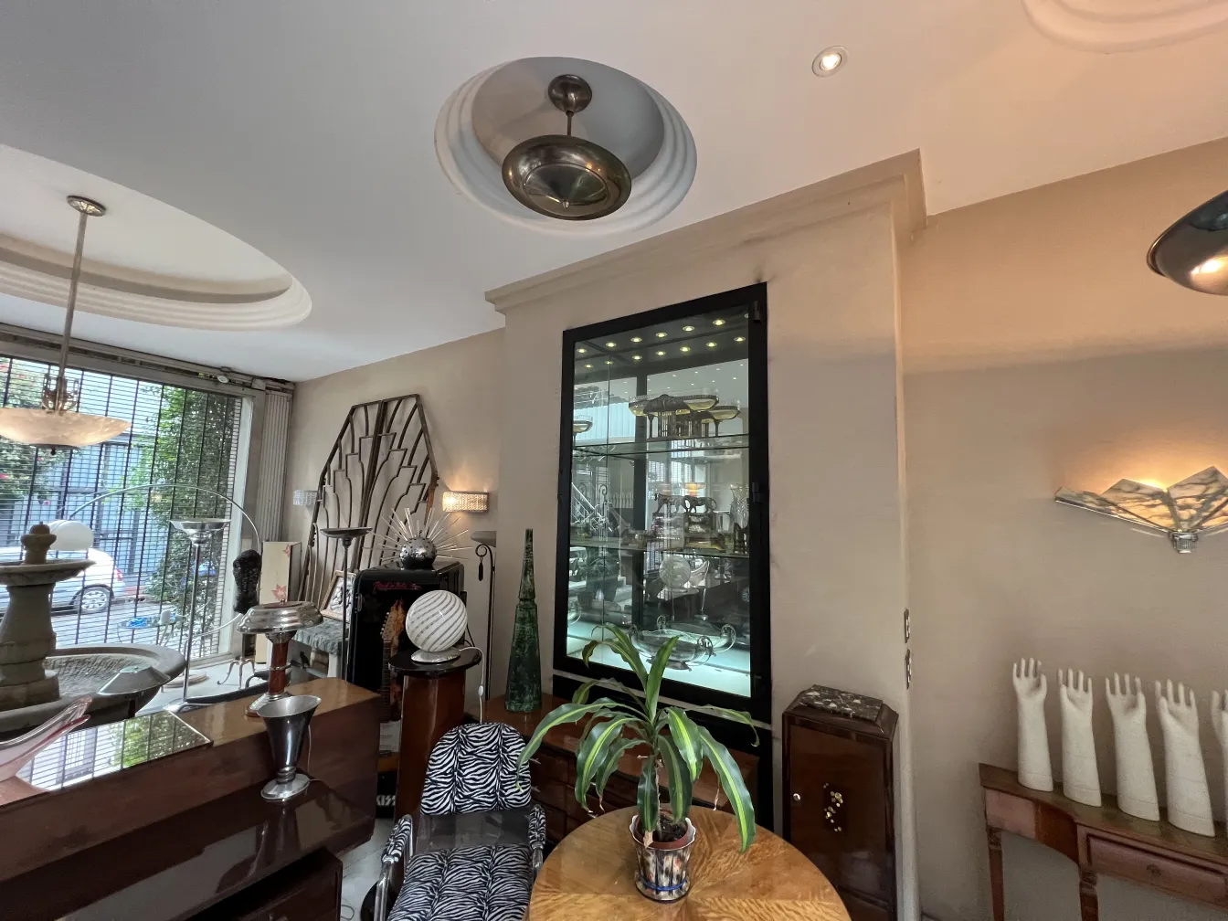 Duas poltronas antigas em um ambiente elegante com decorações