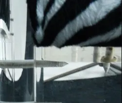 दो पुराने कुर्सियाँ एक आरामदायक माहौल में भव्यता के साथ