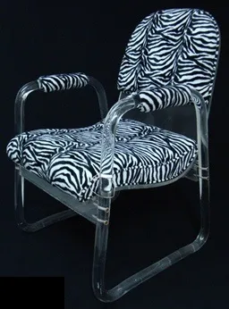 sillones antiguos con diseño de zebra en un fondo oscuro