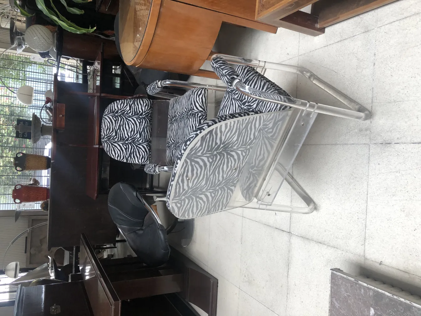 2 sillones antiguos con diseño de cebra en un entorno elegante.