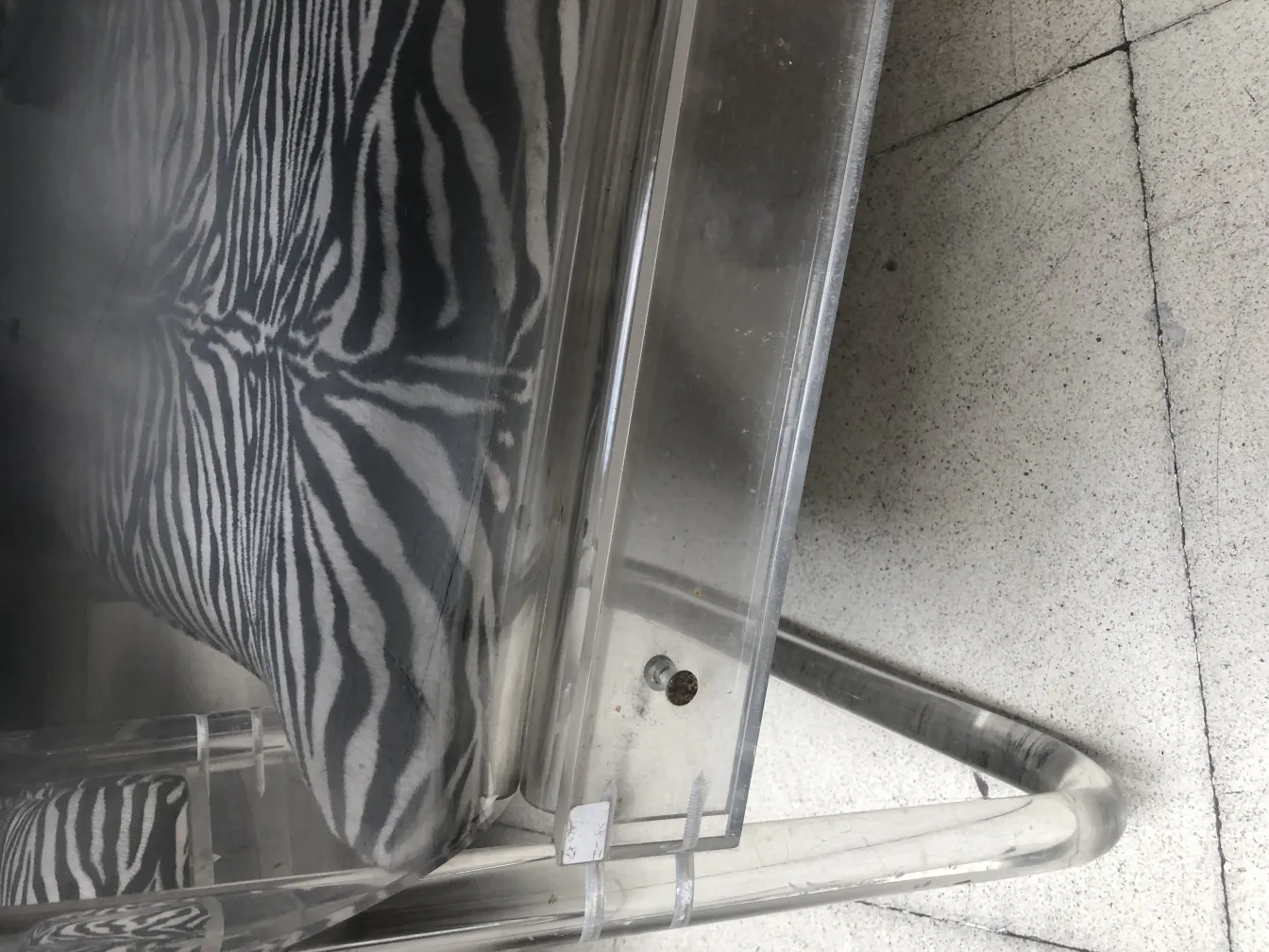 antiche 2 poltrone con motivo a zebra in un ambiente moderno