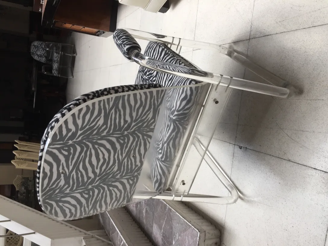 dos sillones antiguos con diseño en blanco y negro de cebra en un ambiente clásico