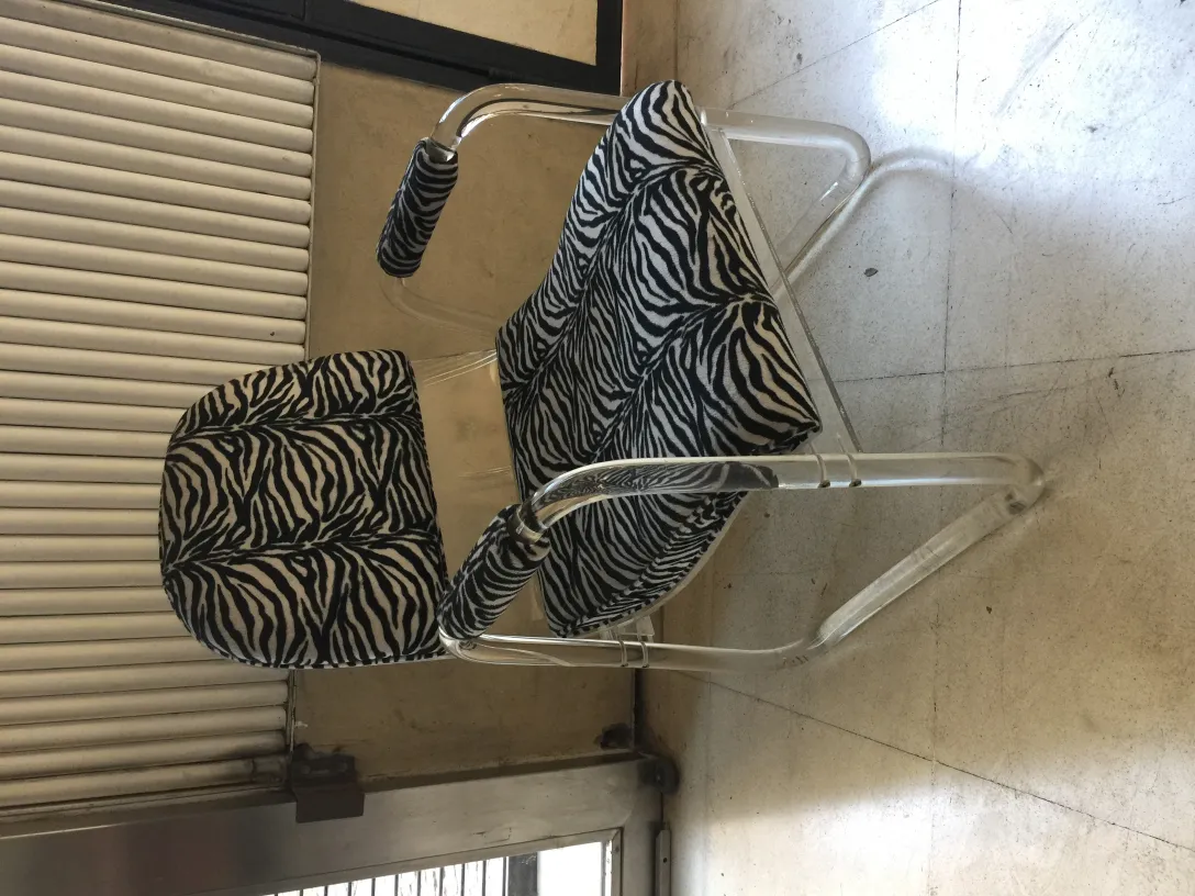 Poltronas antigas com estampa de zebra em um ambiente moderno