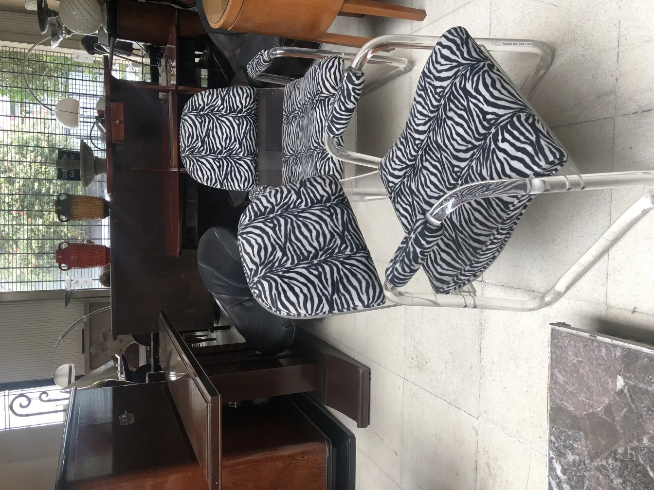 2 poltrone antiche con design a strisce zebra.