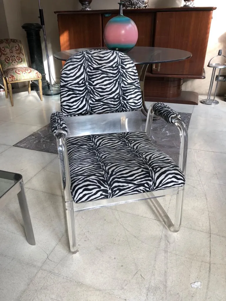 Poltrone antiche con motivo da zebra in un ambiente elegante