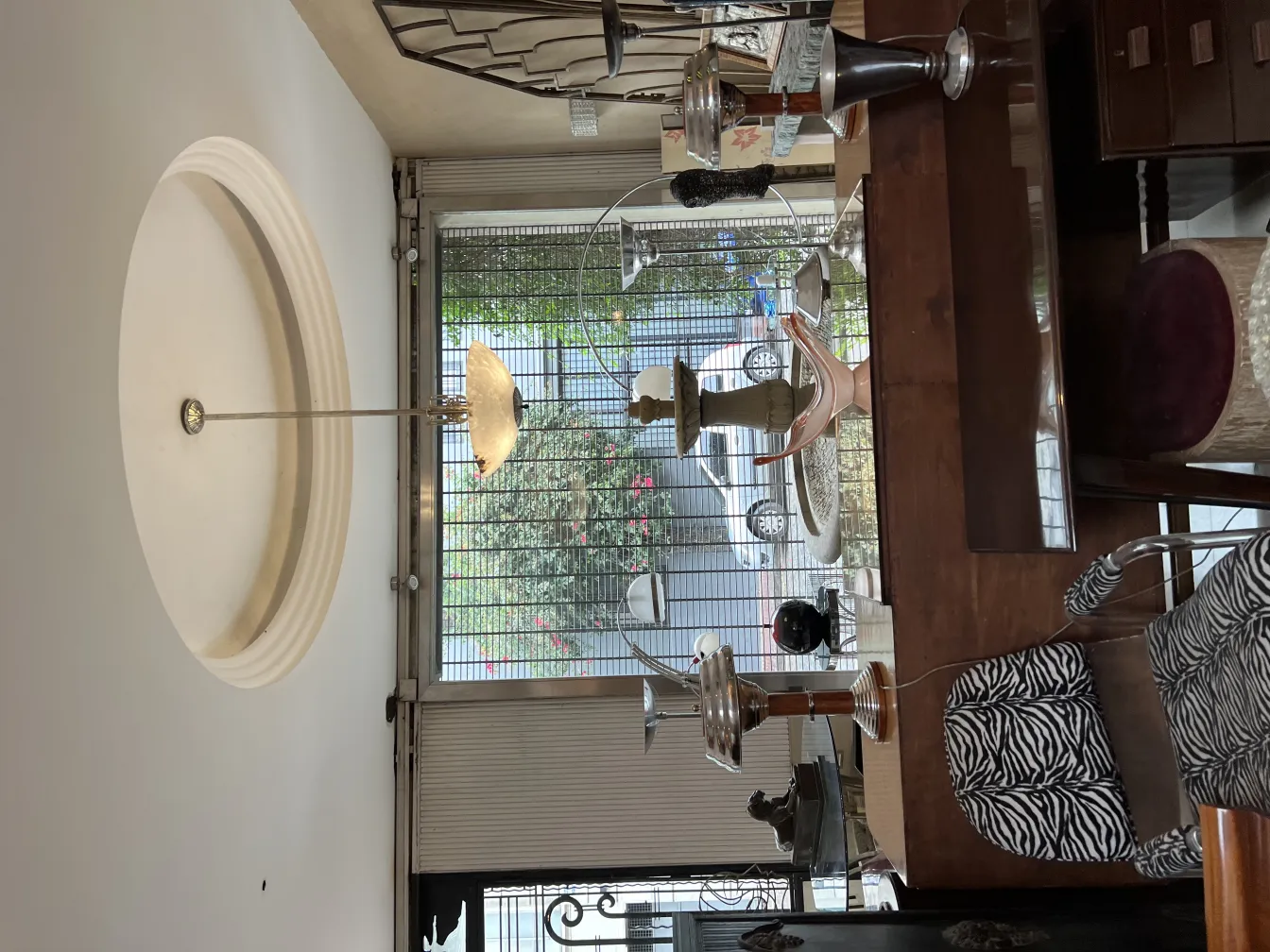 duas poltronas antigas em um ambiente elegante com lâmpada e mesa.