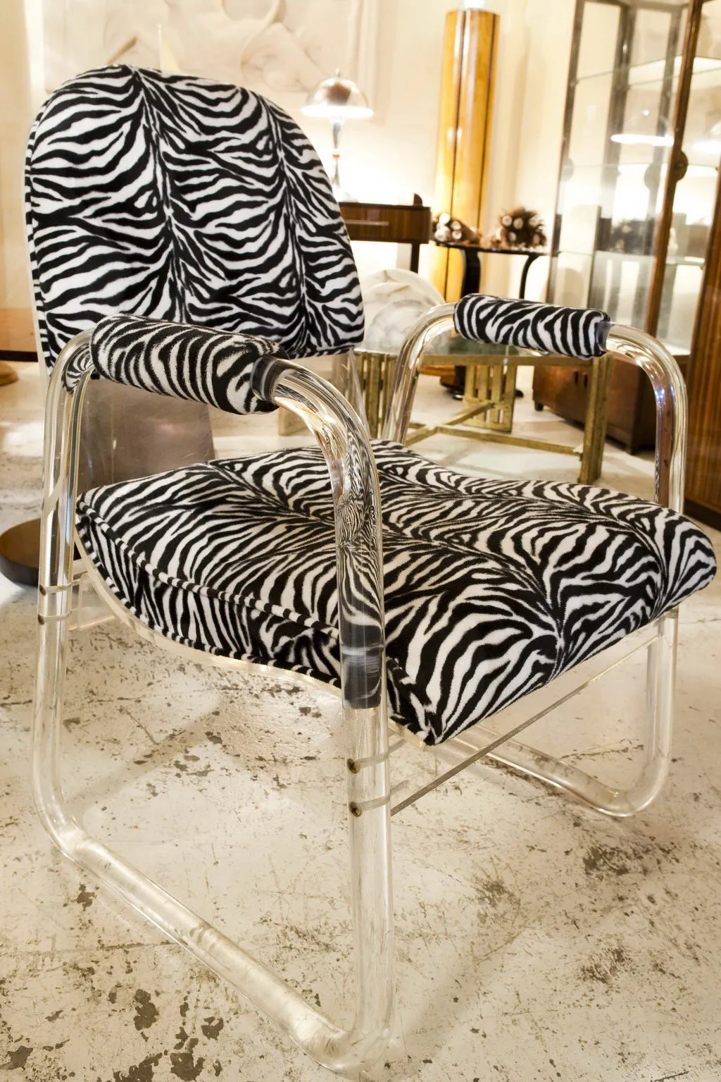 Poltronas antigas com padrão de zebra em ambiente vintage