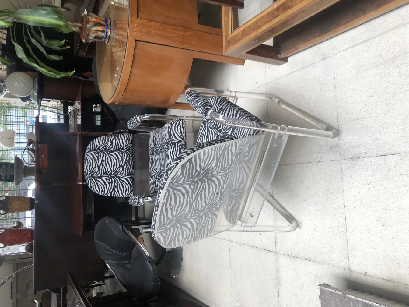 Antigas poltronas com estampa de zebra em um ambiente acolhedor.