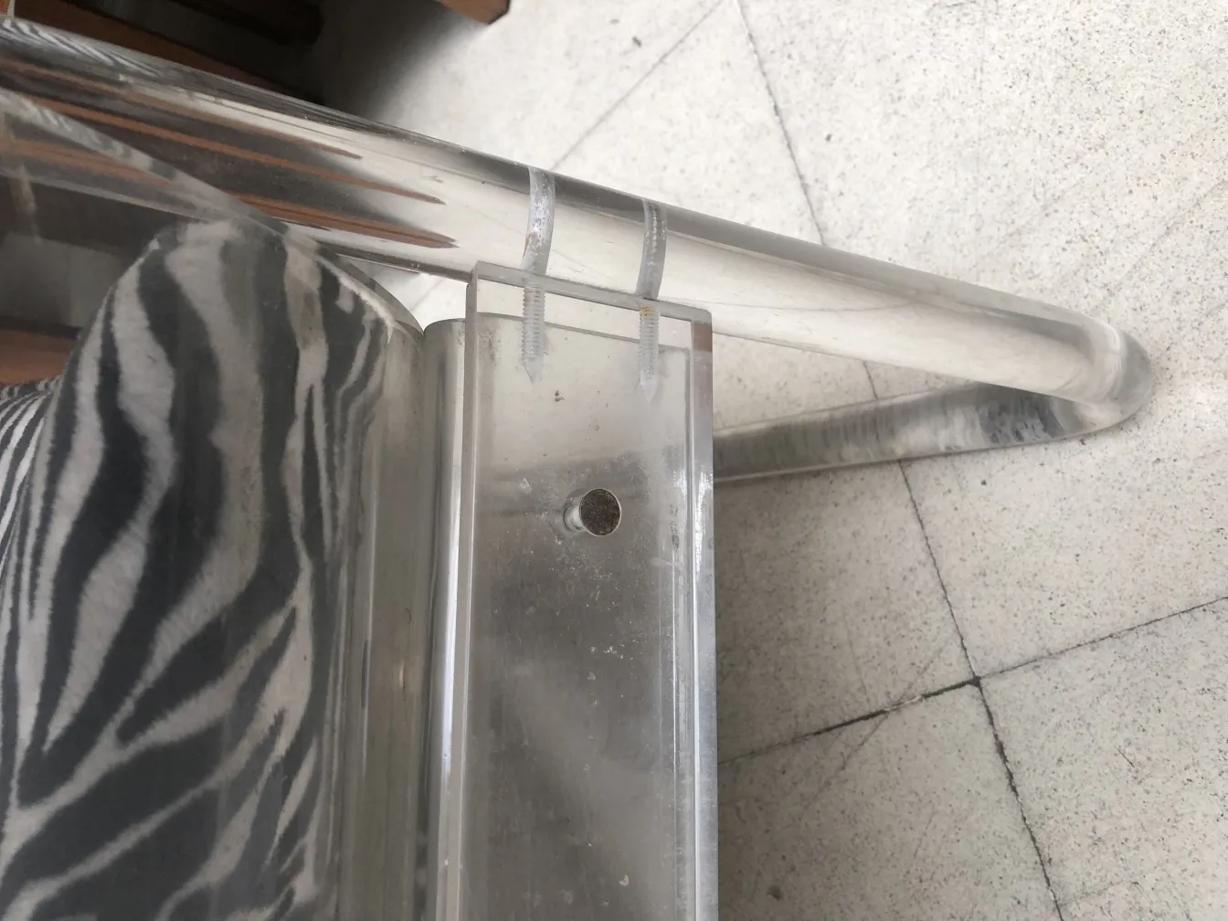 vista laterale di 2 poltrone antiche con rivestimento a strisce