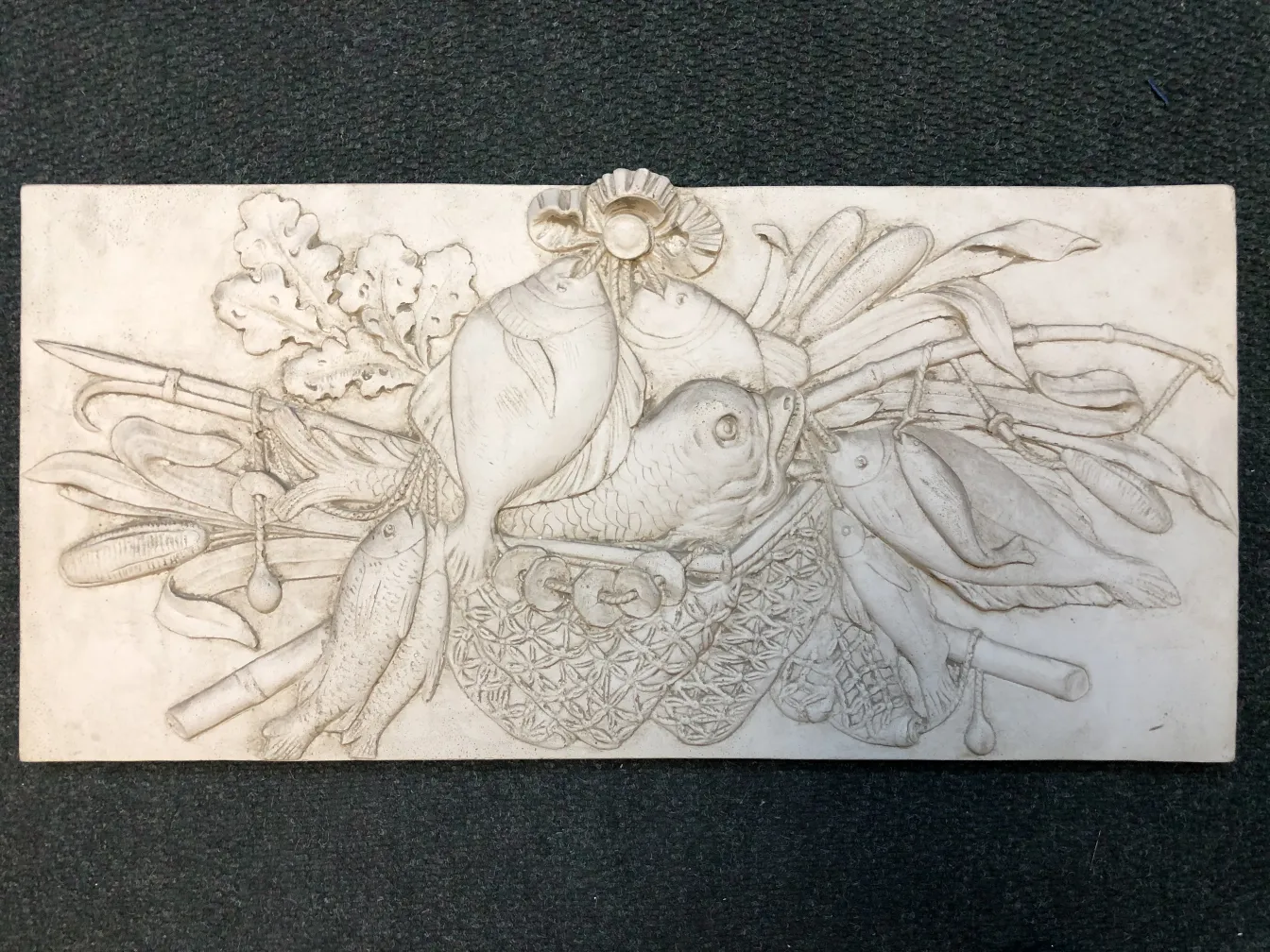 Antike Wandplatte mit sichtbarem Fischdesign