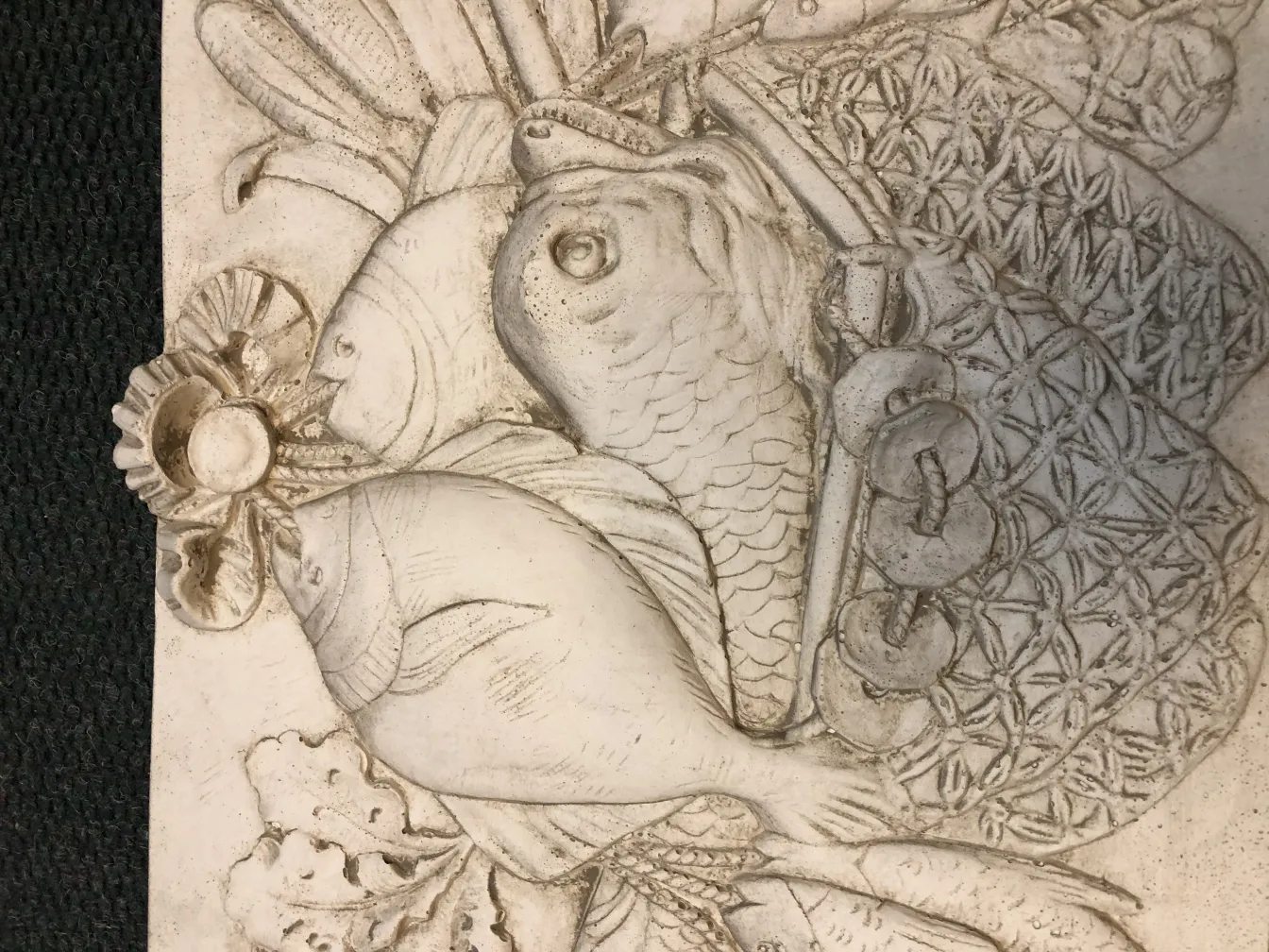 装饰性古董墙板，饰有鱼的雕刻