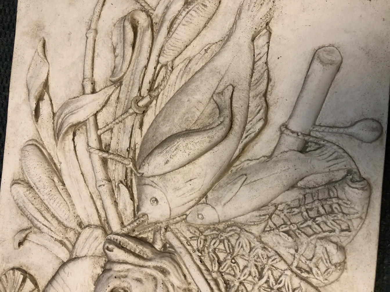 Plaque murale ancienne avec design de poissons et plantes. Parfaite pour la décoration.