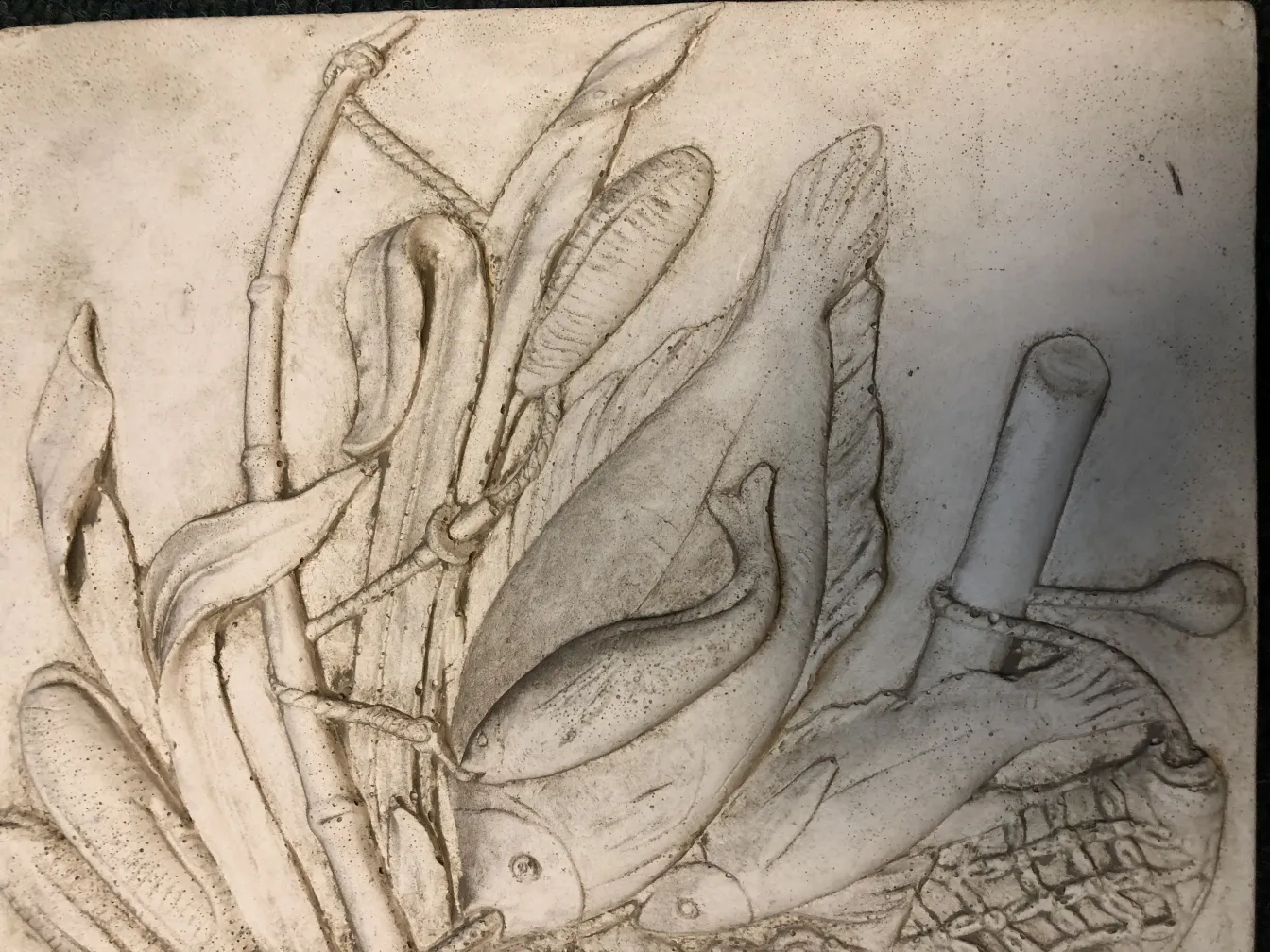 antike wandplatte mit relief von fischen und pflanzen