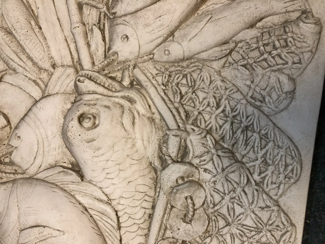 Plaque murale ancienne avec des éléments de pêche décoratifs