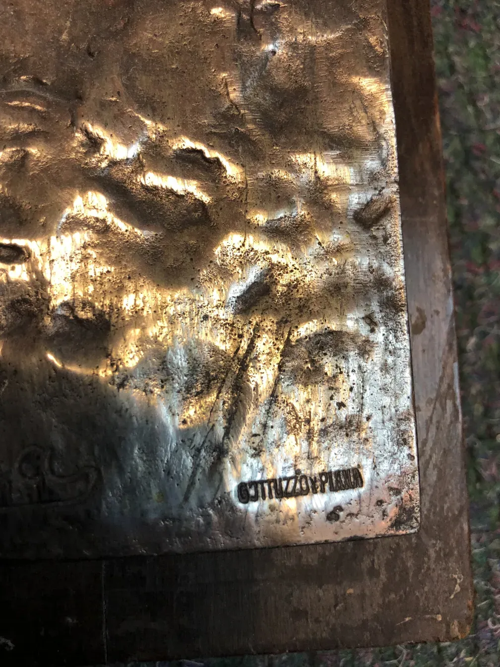 Antike Wandplatte mit Textur und Markierungen, signiert von P. Fosca