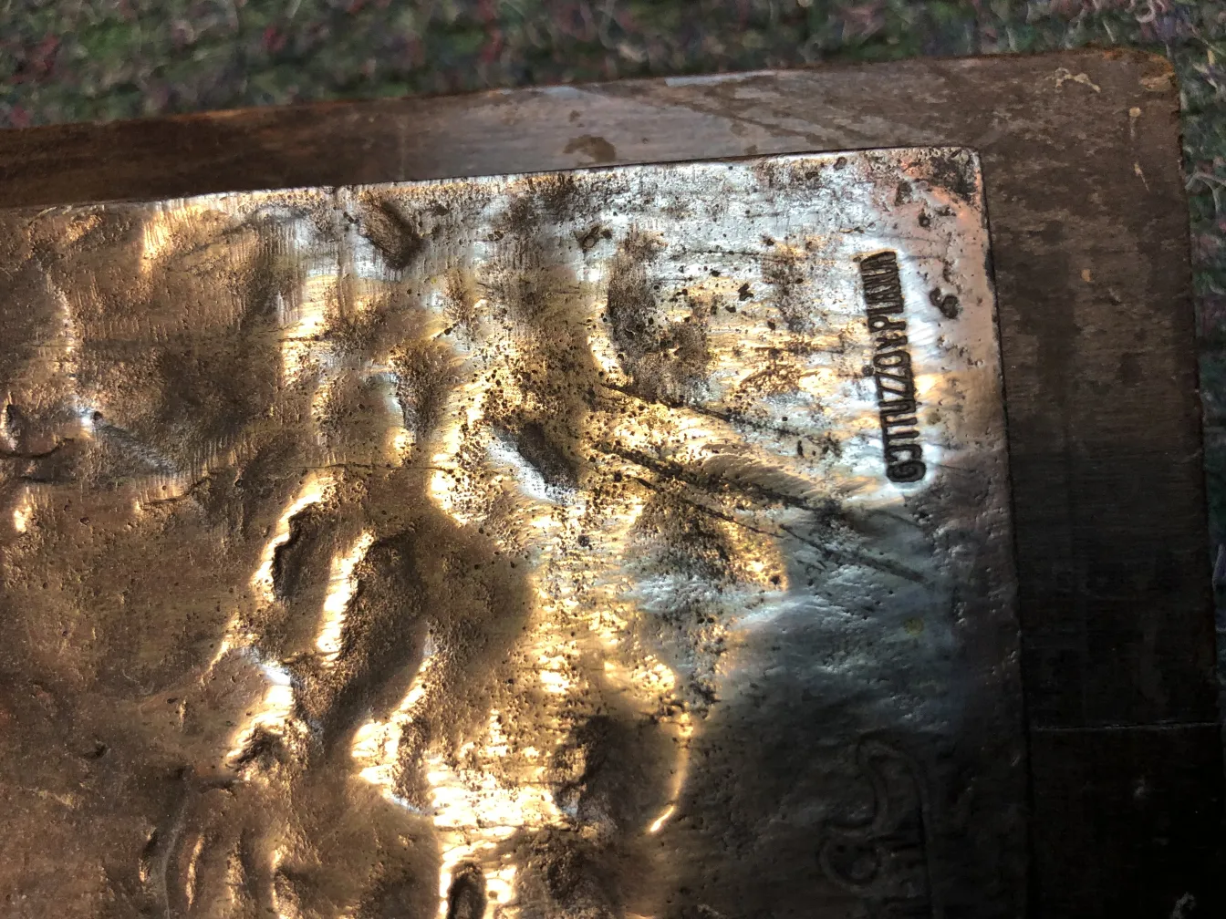 placa de parede antiga com detalhes decorativos visíveis