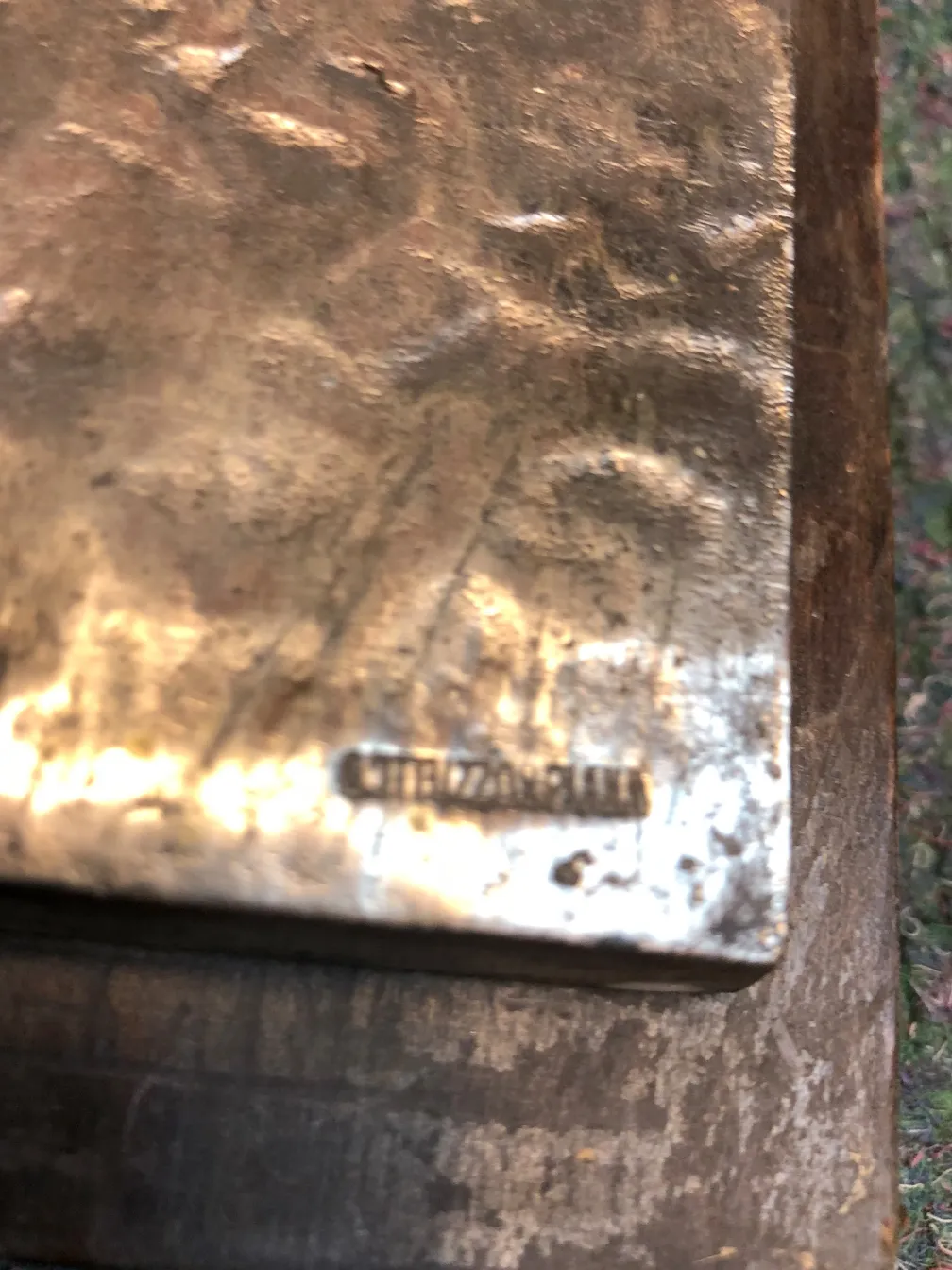 Placa de parede antiga com detalhes decorativos visíveis