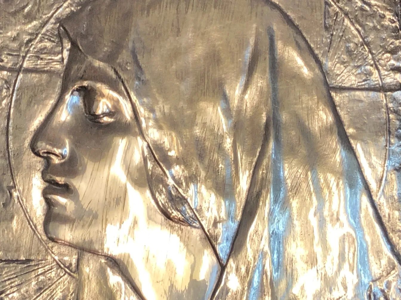 Antike Wandplatte mit Relief eines Gesichts