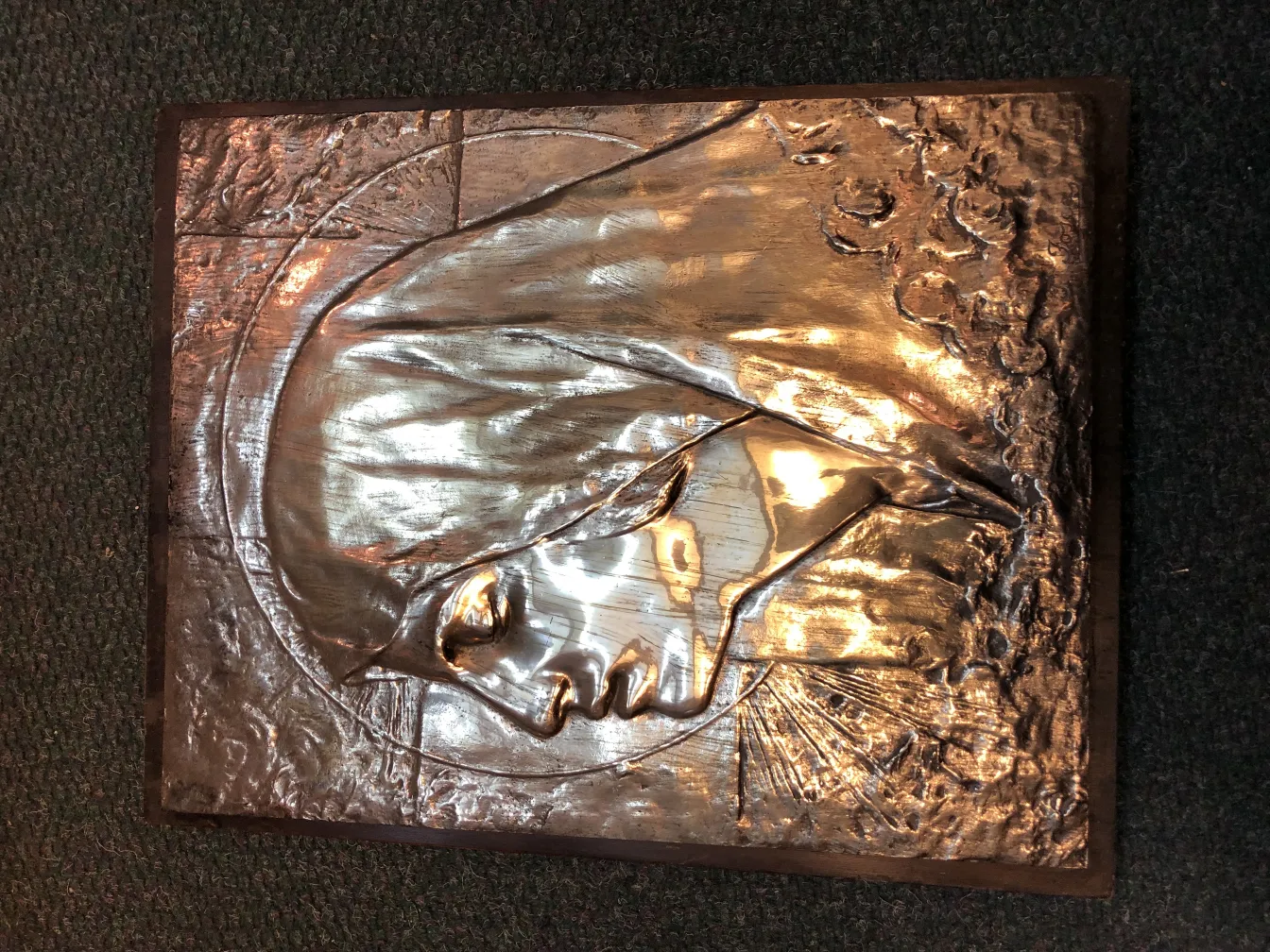 alte wandplatte mit detaillierten reliefs