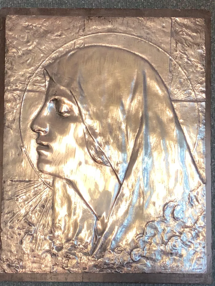 고대의 벽판에 성모와 후광의 이미지