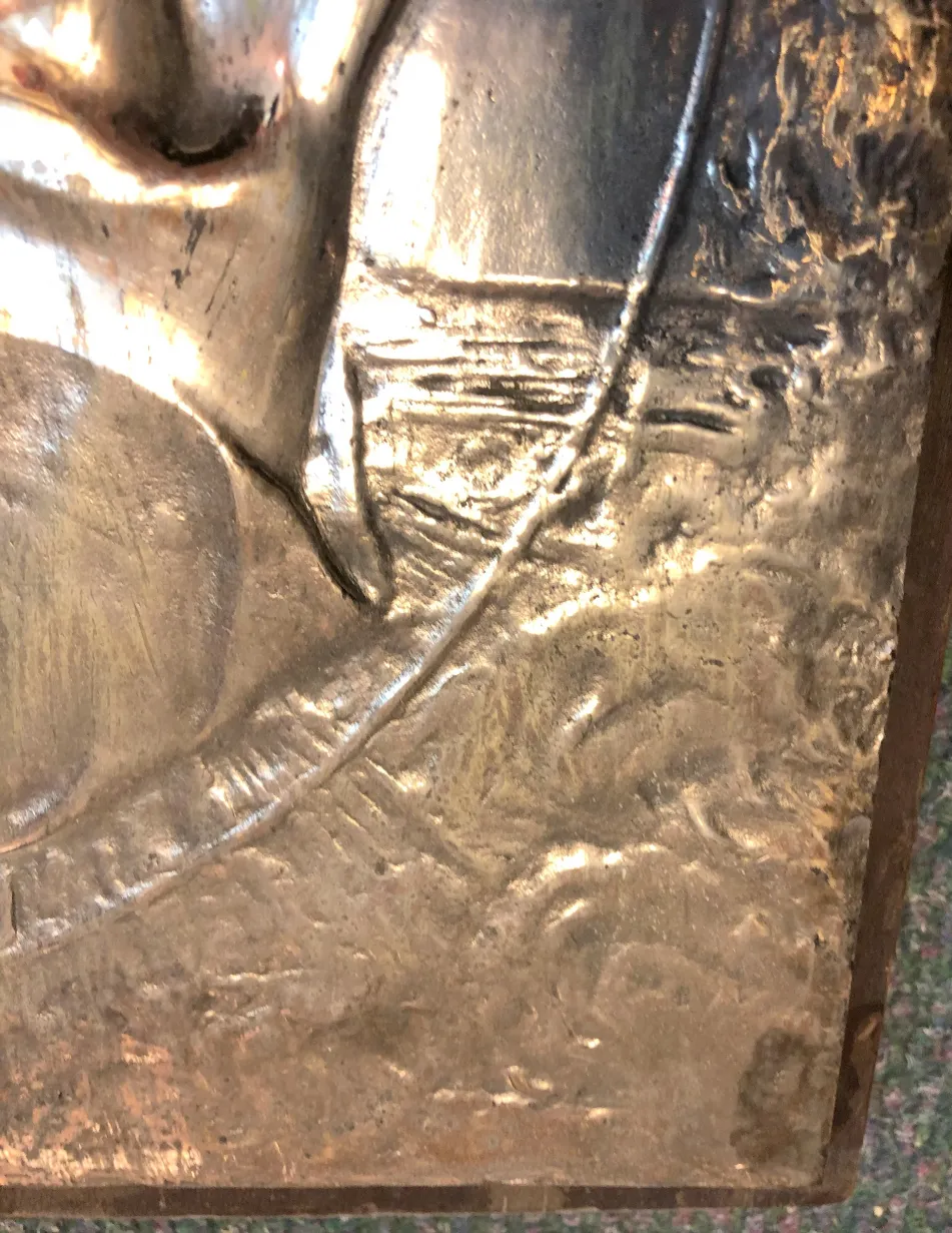 placca a muro antica con dettagli decorativi sottili