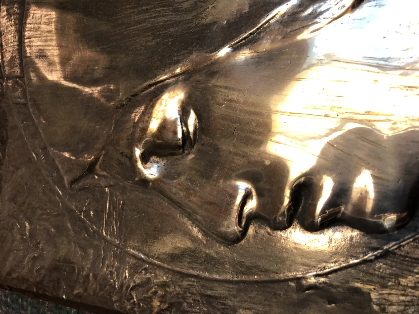 Plaque murale ancienne avec relief et détails décoratifs