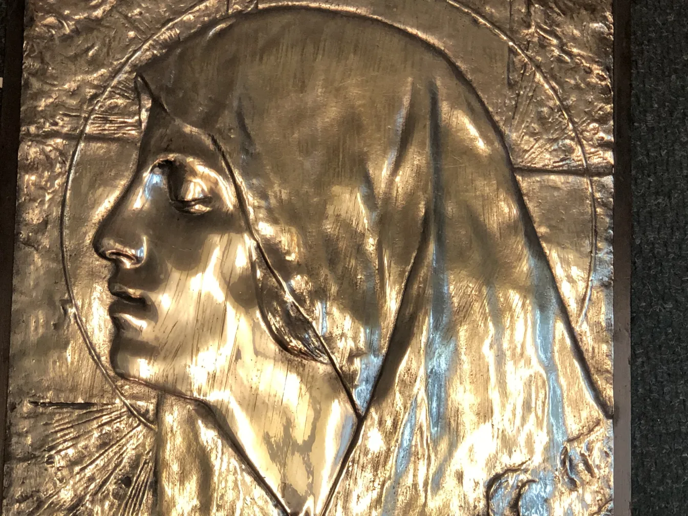 alte Wandplatte mit religiösem Relief in Gold