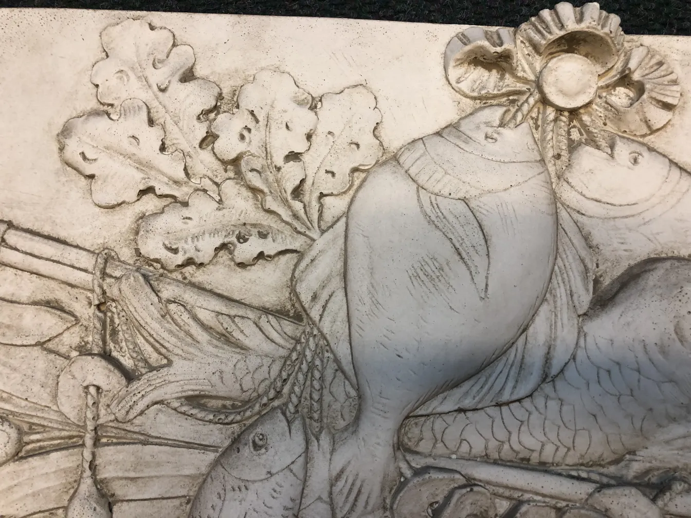 Antike Wandplatte mit Fisch- und Blättern-Design, zeigt ausgeklügelte Details, perfekt für die Dekoration